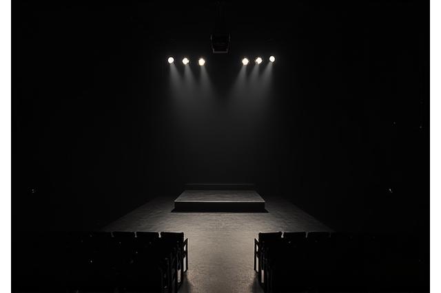 Pequeño escenario 'black box' listo para performances íntimas.